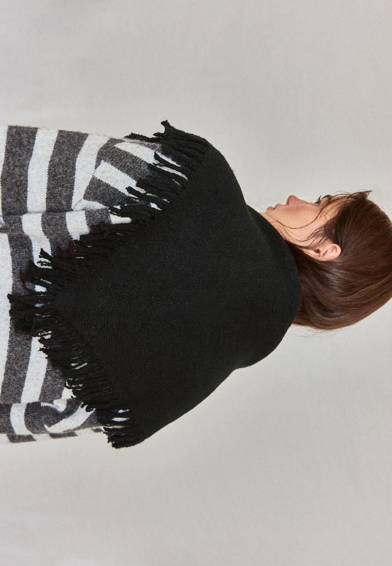 Fringed cape scarf — Black