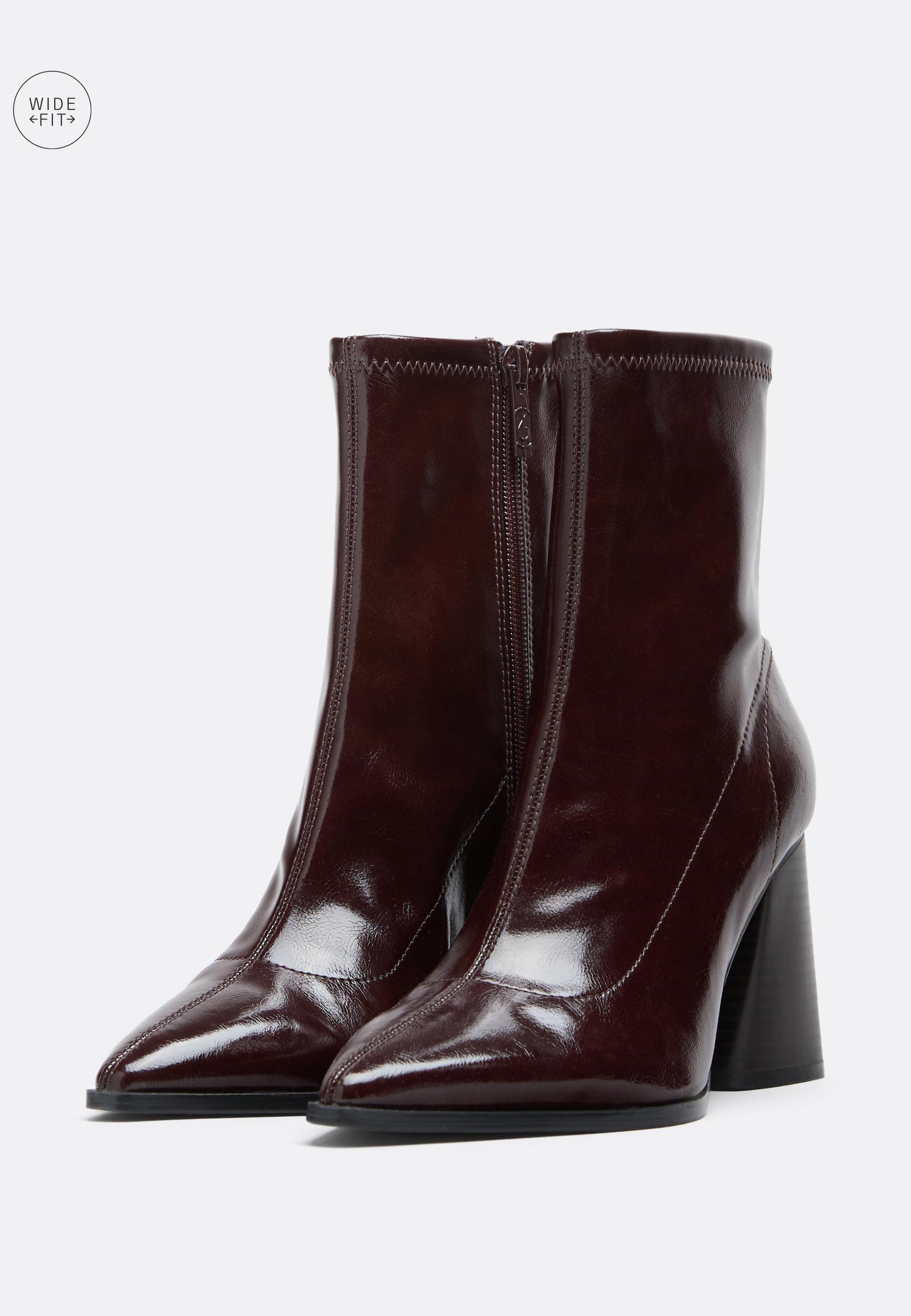 Stradivarius Wide Fit. Μποτίνια Με Τακούνι Όψη Δέρματος Σκούρο Κόκκινο 37