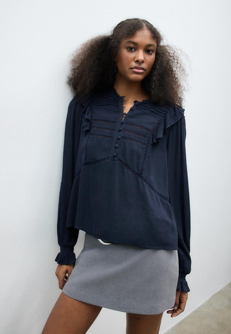 blusa com folhos e botoes