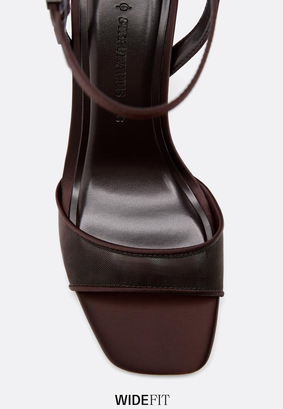 Stradivarius Bő Fazonú, Hálós Tűsarkú Szandál 1-100 39