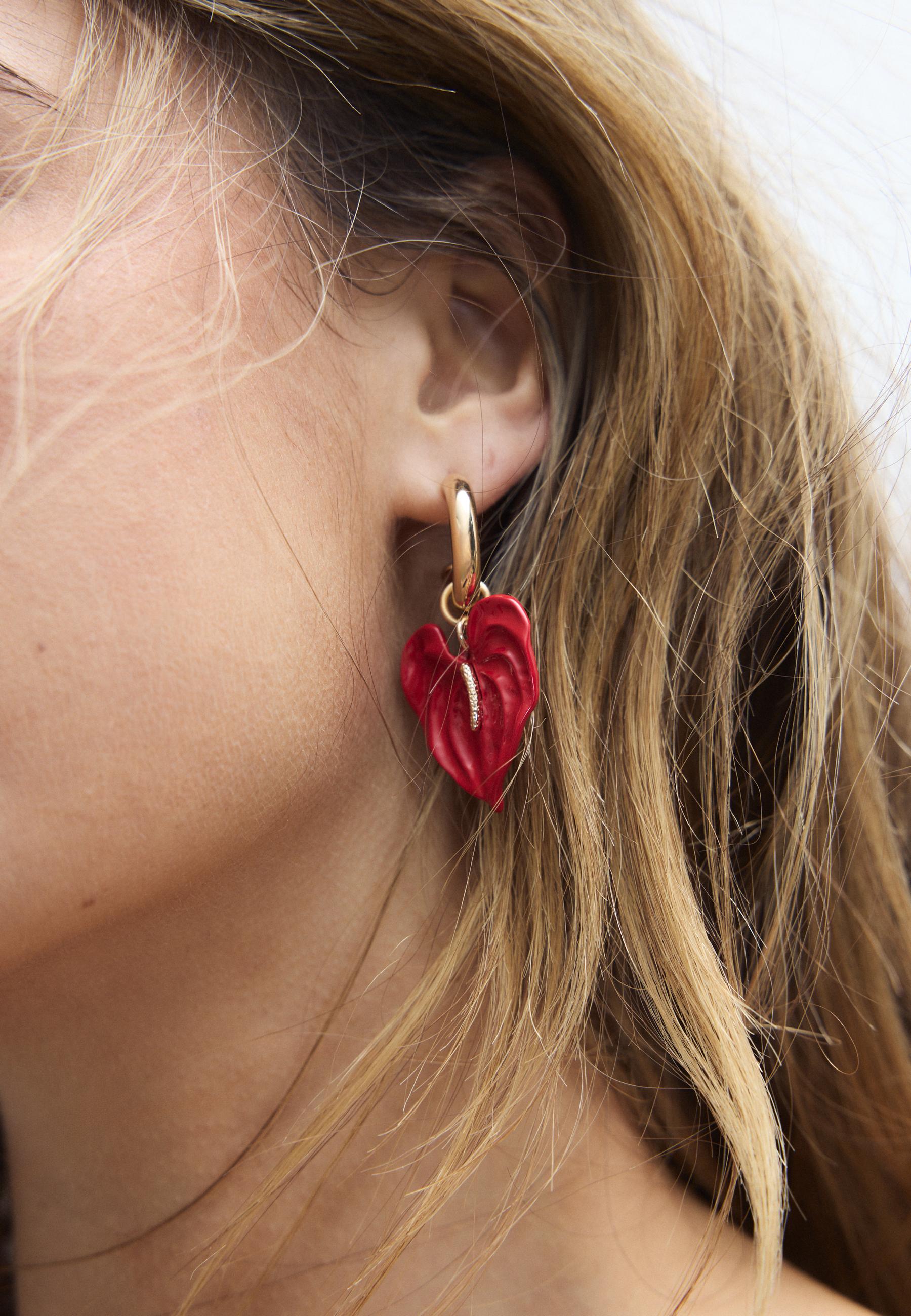 Flower earrings — Gold