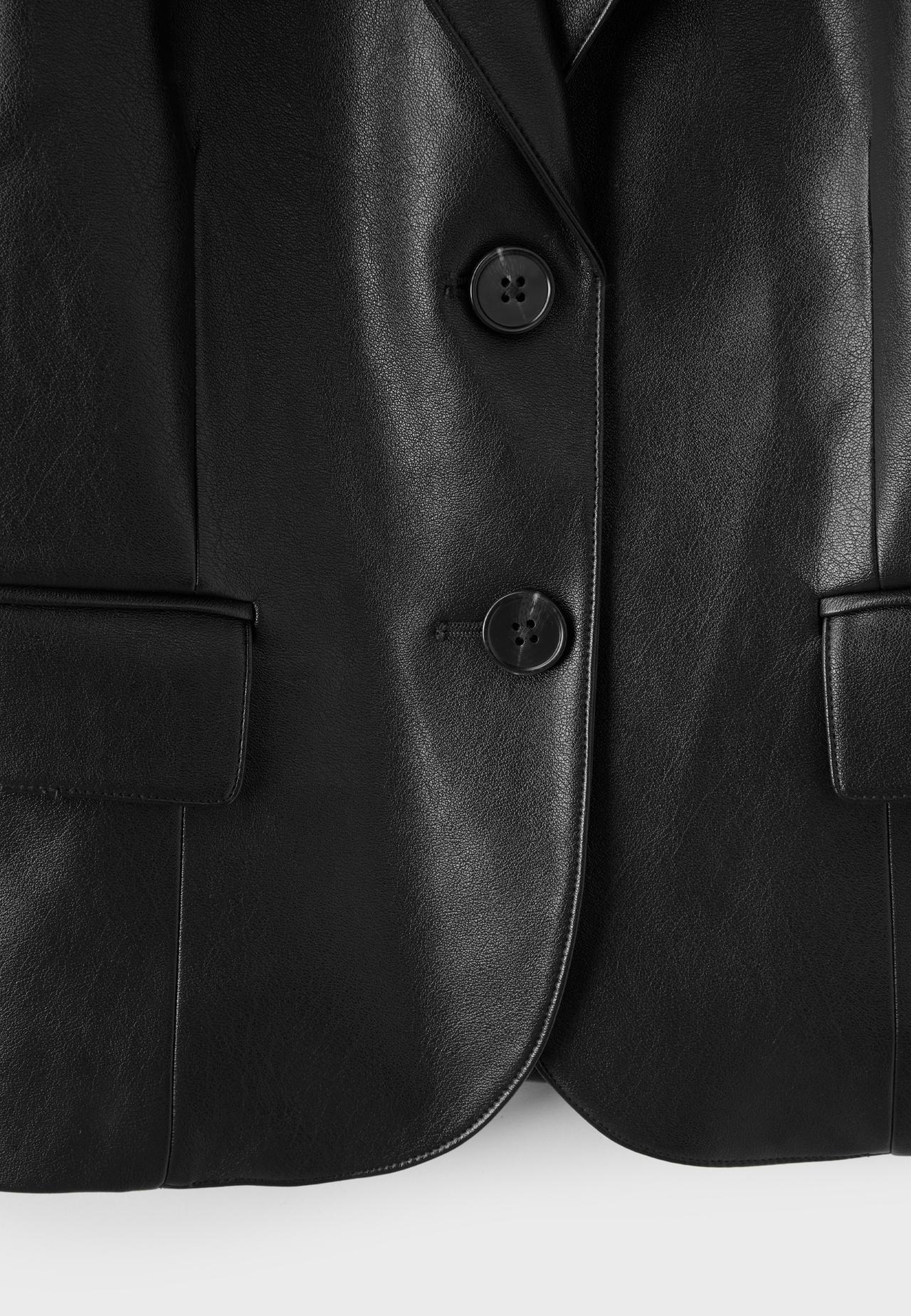 Cropped fitted leather effect blazer — Black