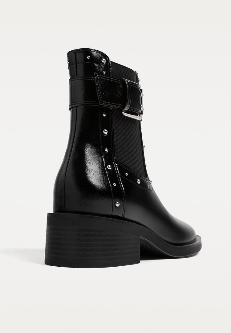 botines planos tachas