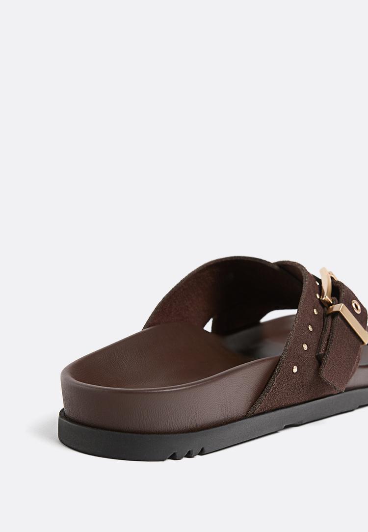 sandalia plana piel tachas