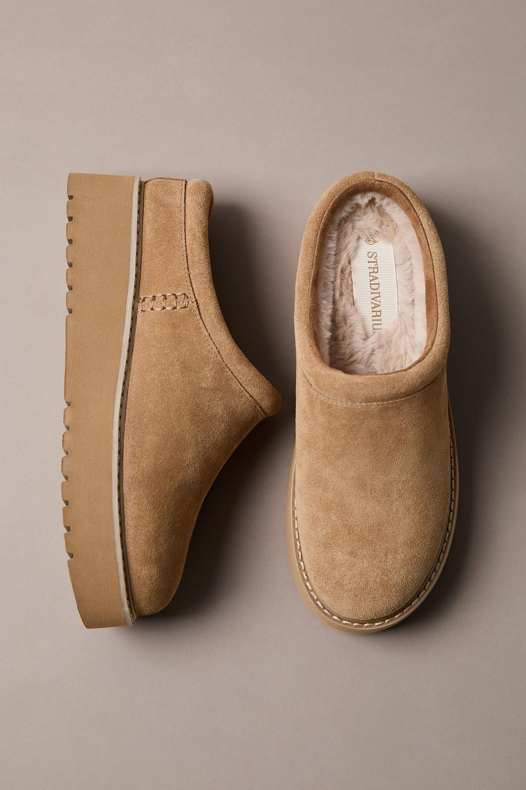 Flat leather clogs