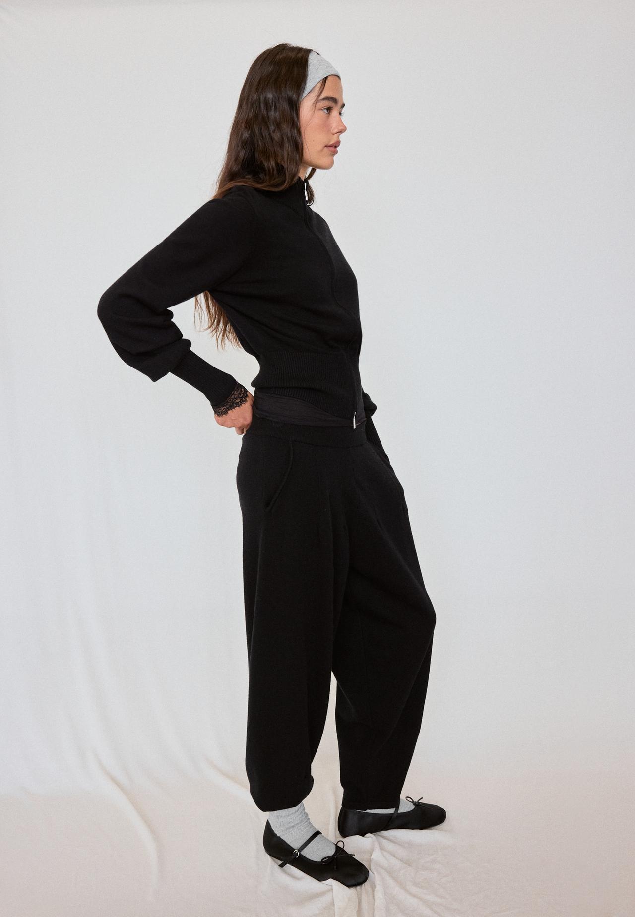 Barrel-fit knit trousers — Black
