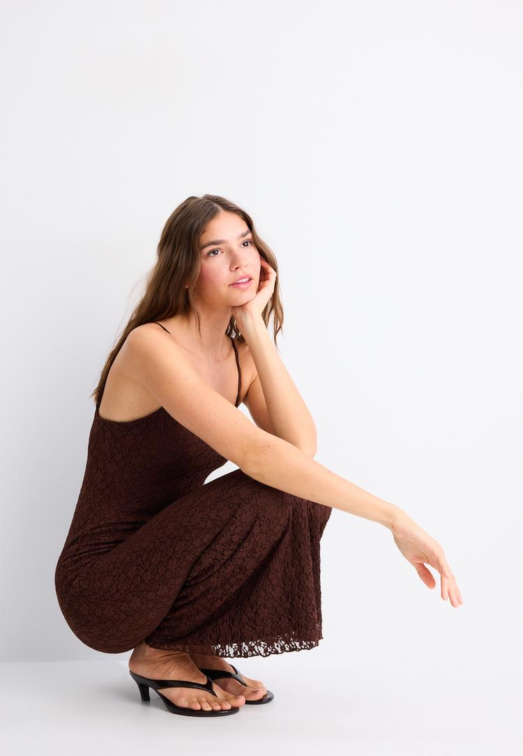 vestido midi blonda tirantes