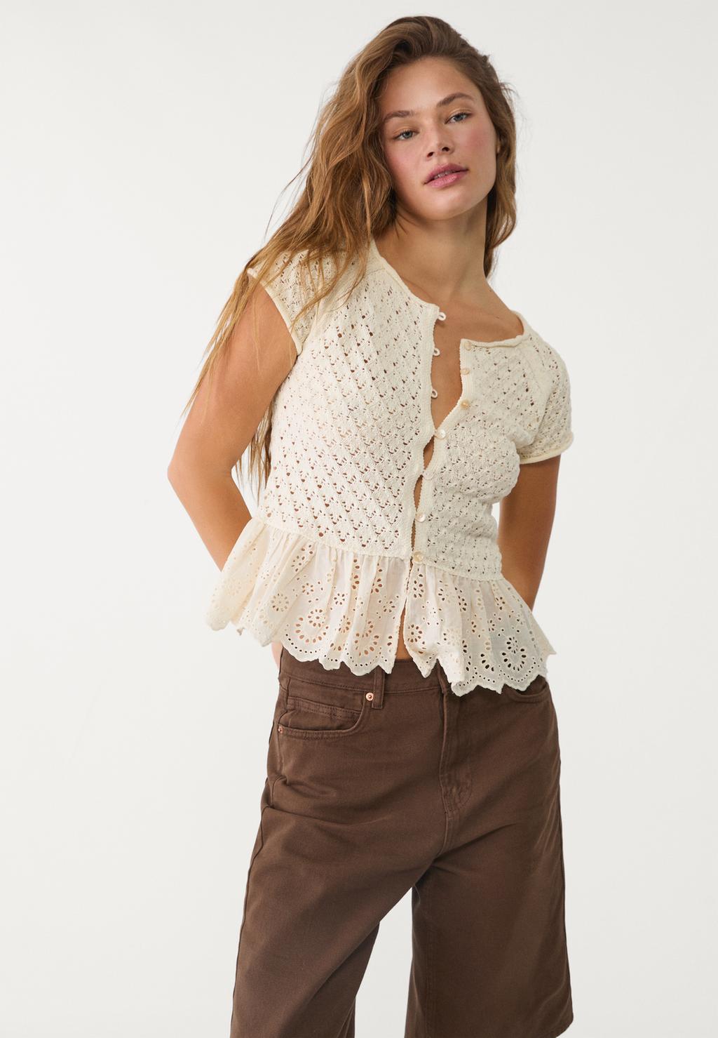 Ruffled knit top with buttons