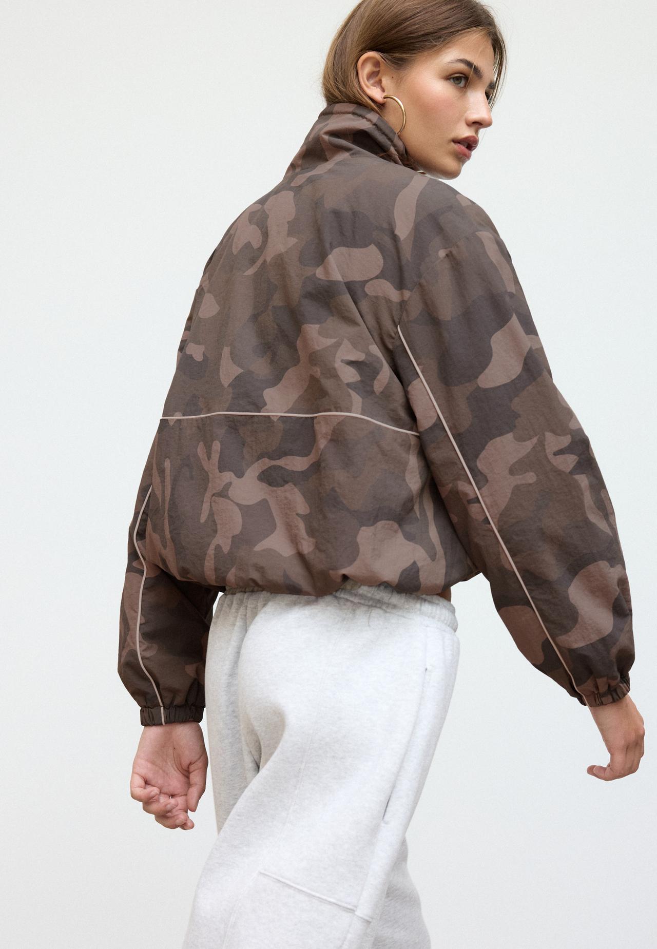 Technical windbreaker with fleece lining — Brown
