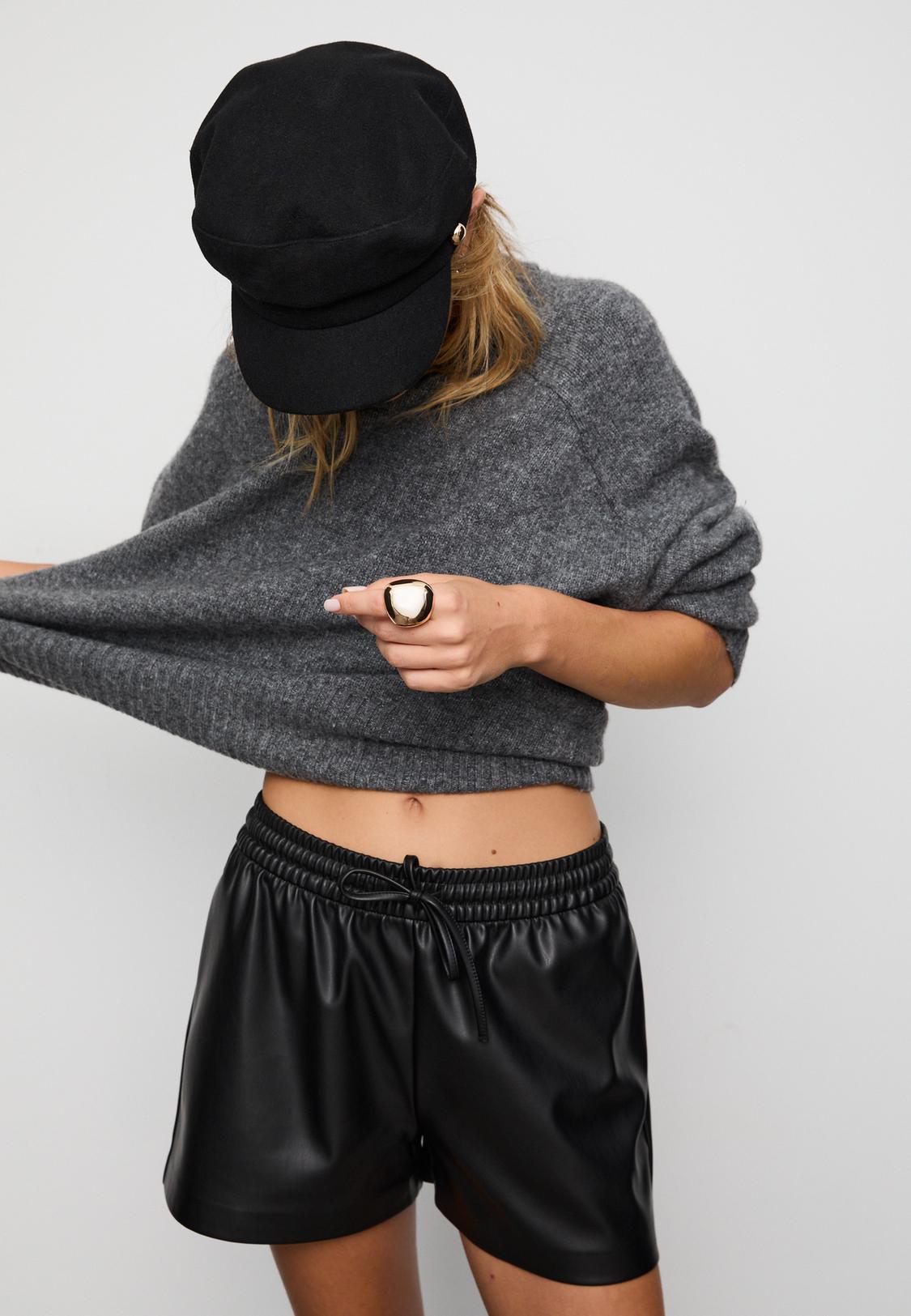 Shorts efecto piel cordones