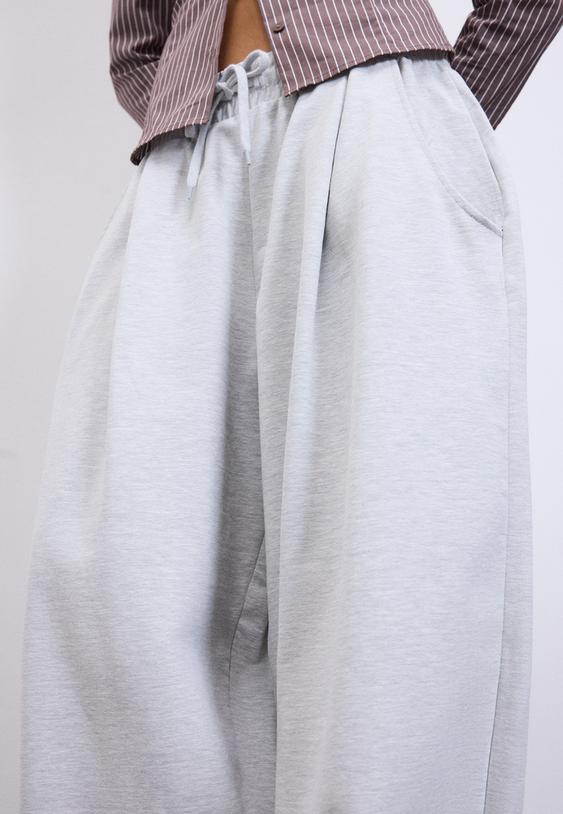 jogger-mit-puffarmel-und-bundfalten