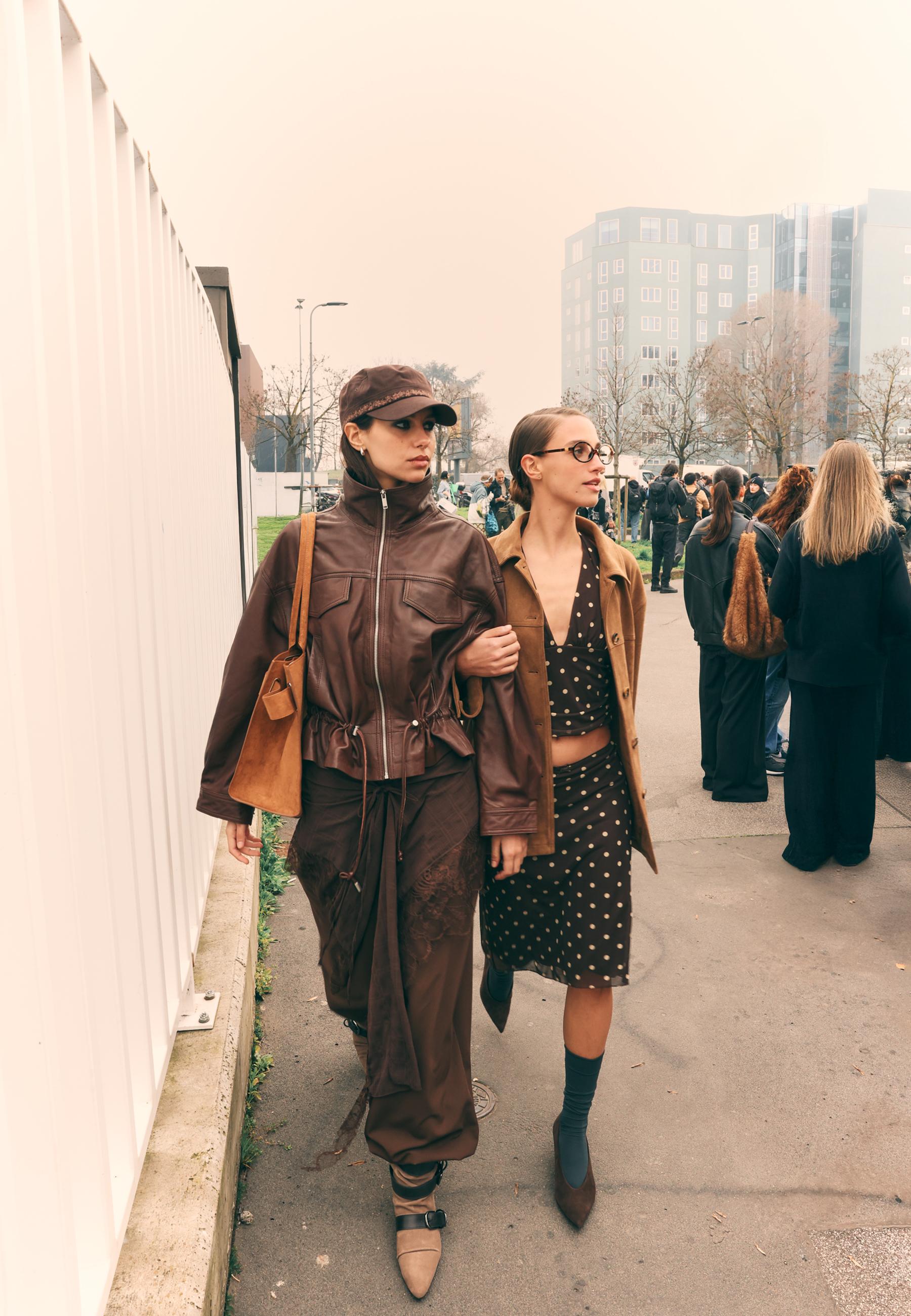 Leather jacket with pockets and adjustable waist — Brown