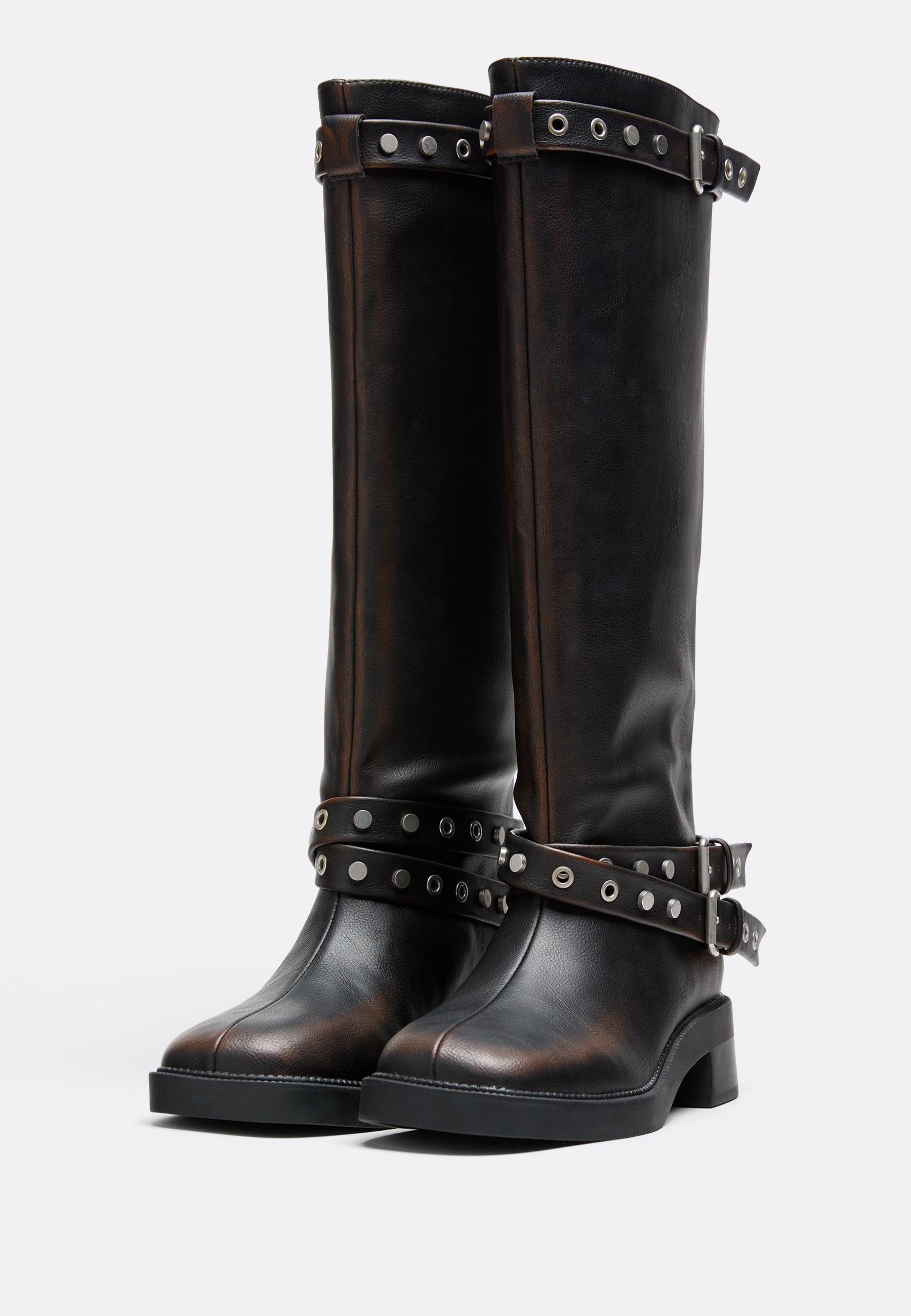Flat buckle boots — BROWN