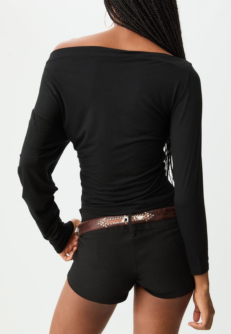 t-shirt-mit-asymmetrischem-ausschnitt