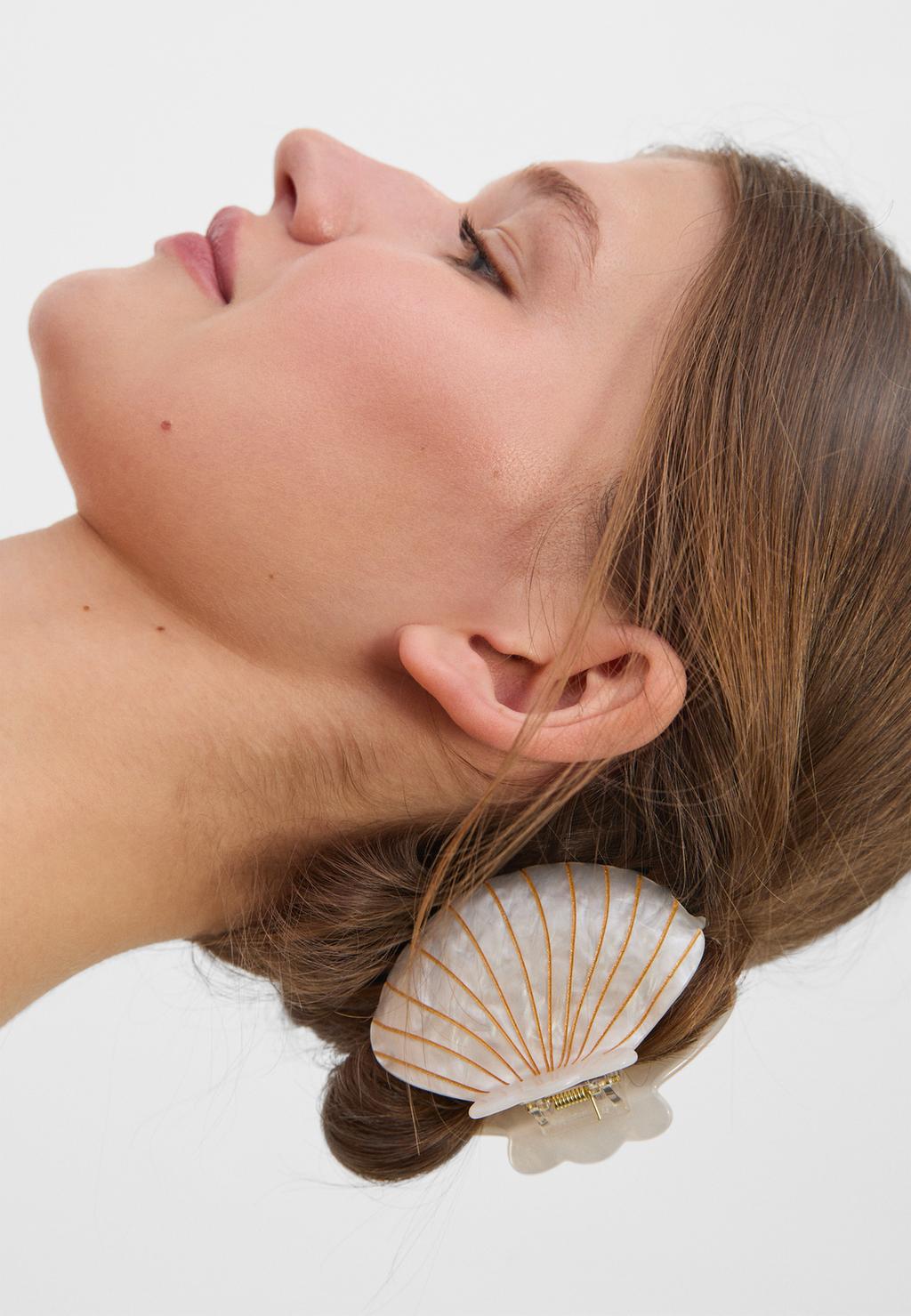 Seashell hair clip