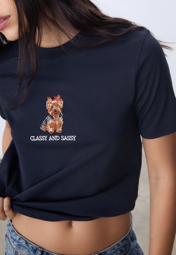 maglietta con cagnolino ricamato