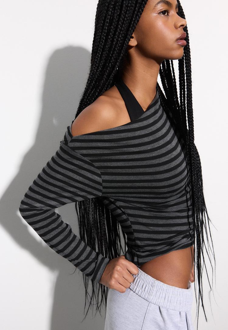 camiseta cuello asimetrico