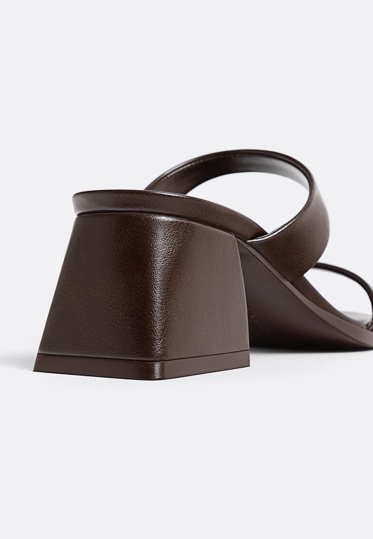 sandalias tacon detalle metalico