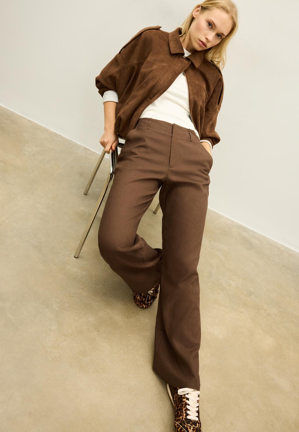 Pantalón recto fluido con lino