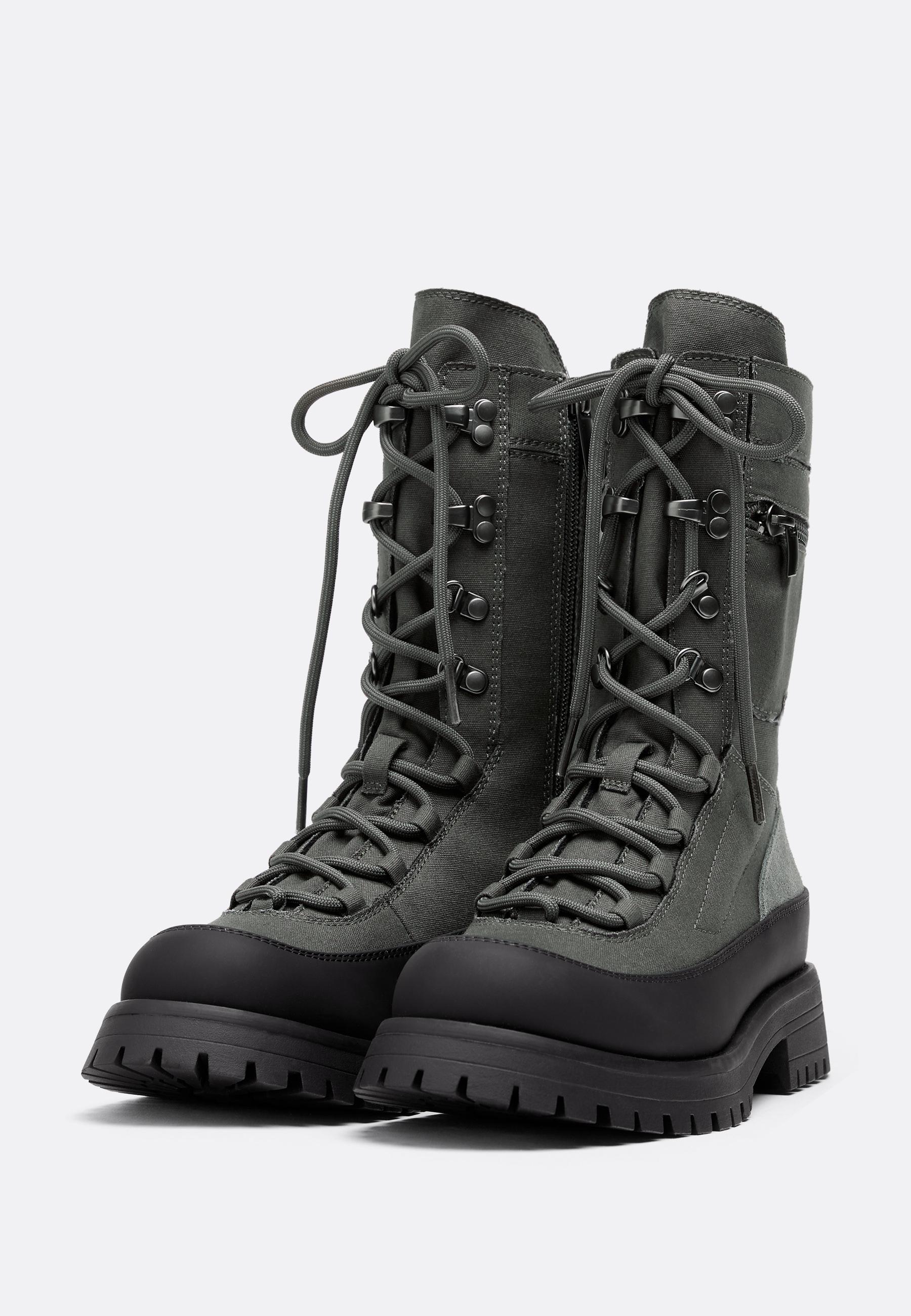 Botas planas acordonadas