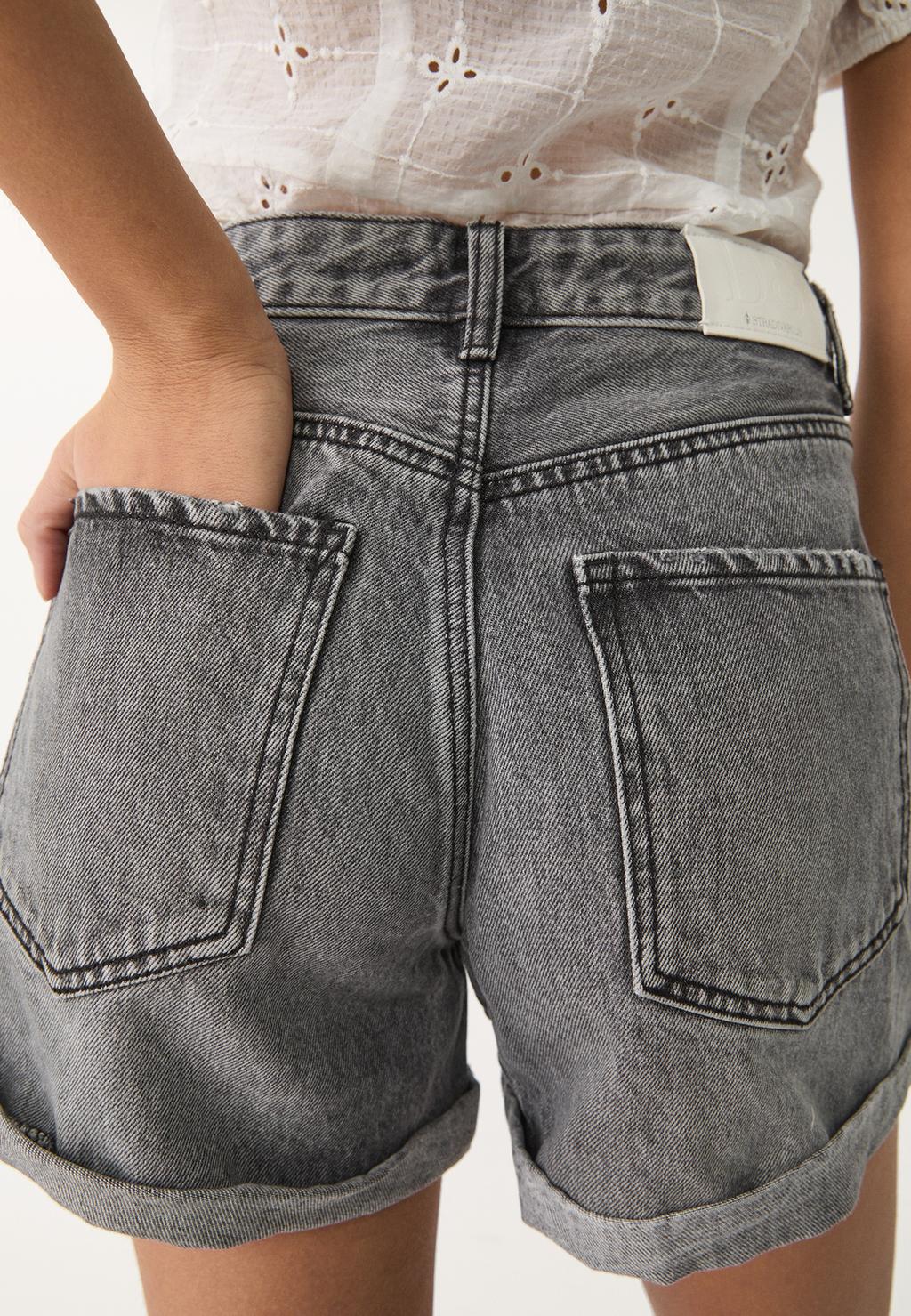 D83 Short mom fit