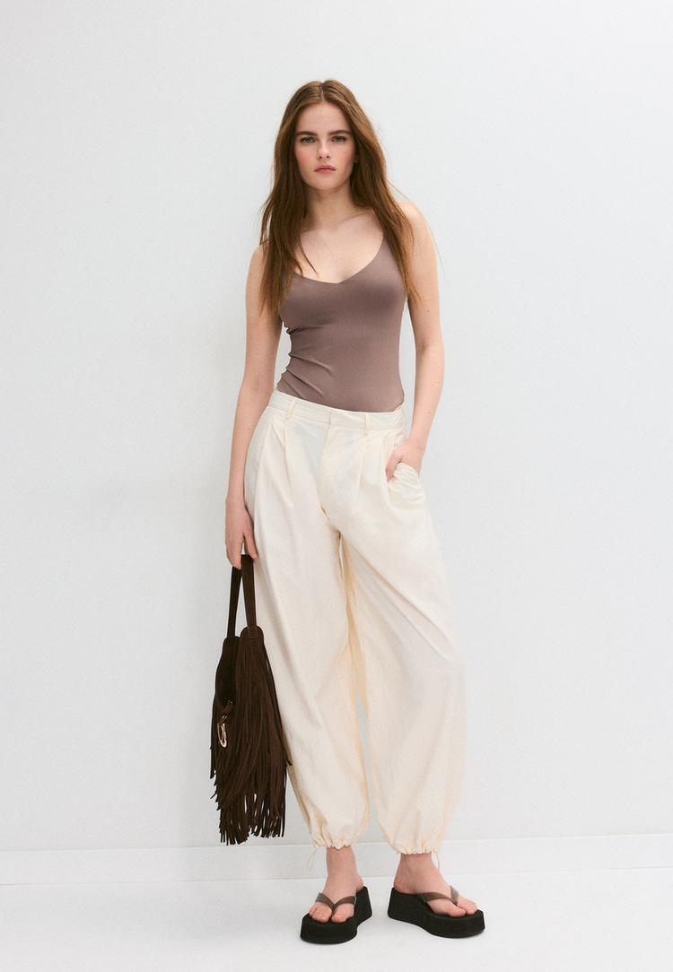 Stradivarius Body S Ramínky A Výstřihem Do V Brown S