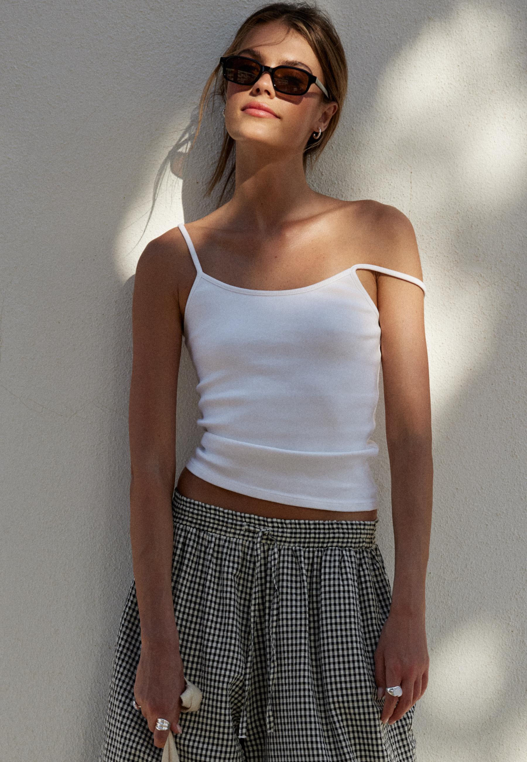 B07 Ribbed strap top — White