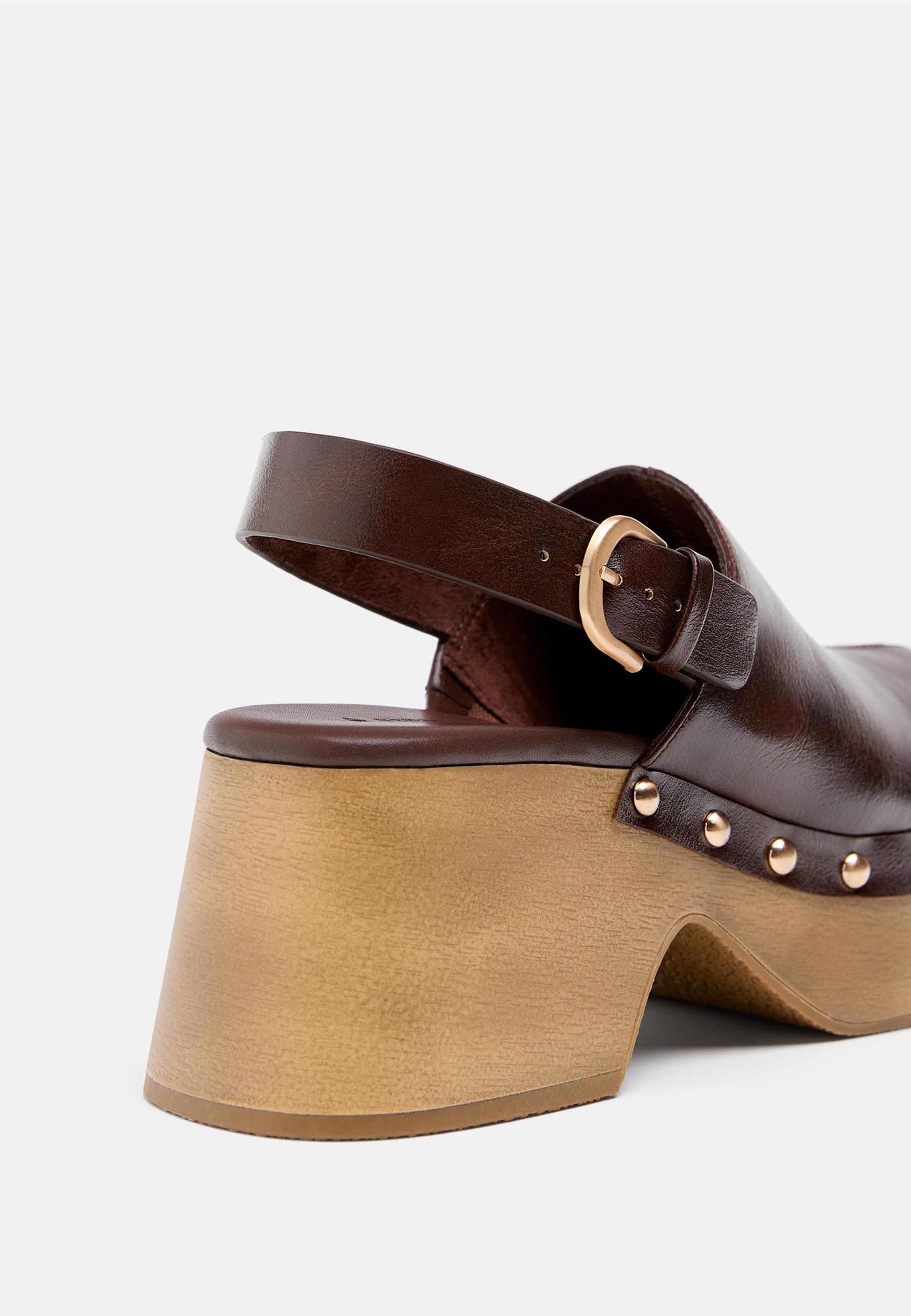 Platform studded clogs — BROWN