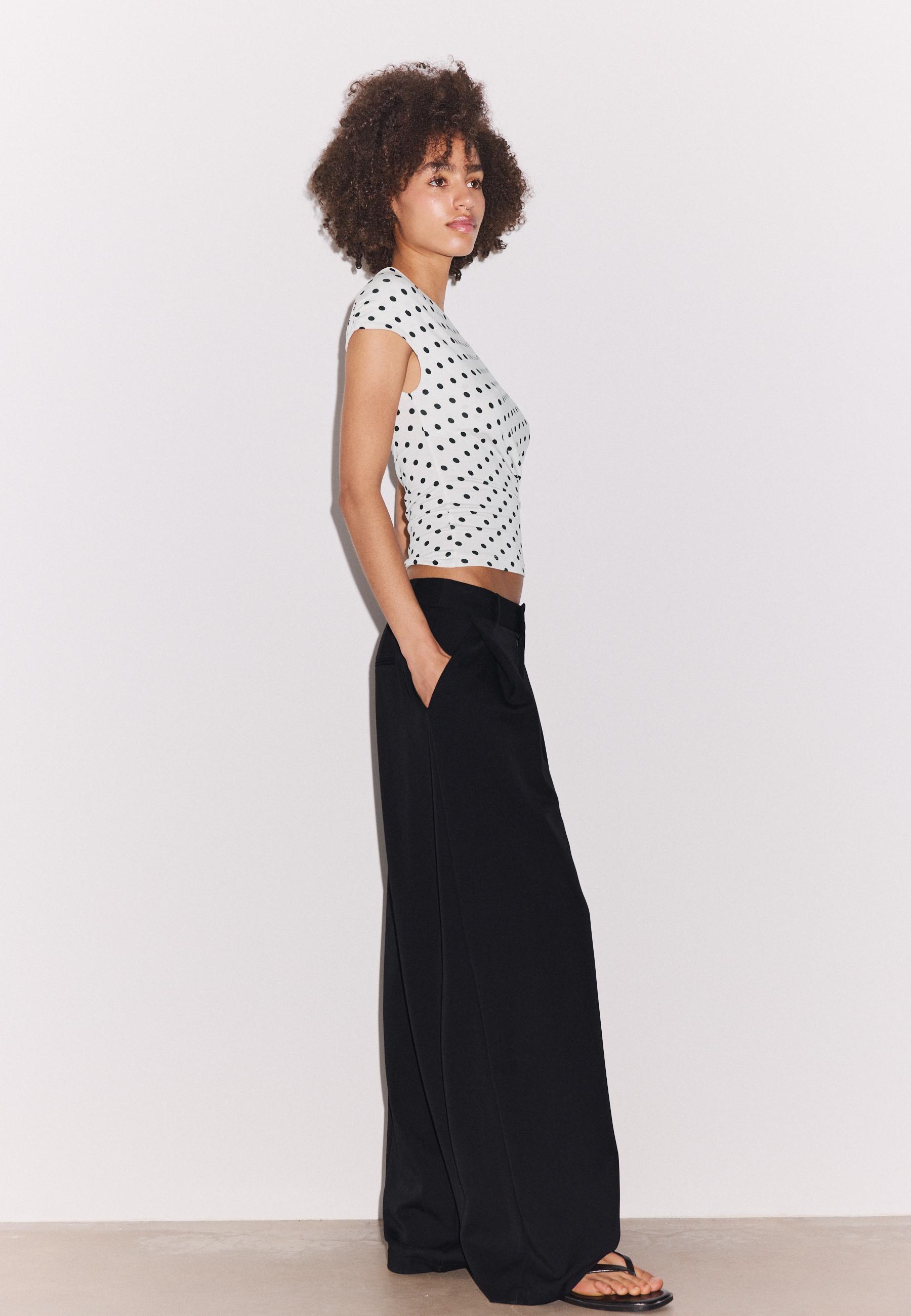 Barrel smart trousers with darts — Black