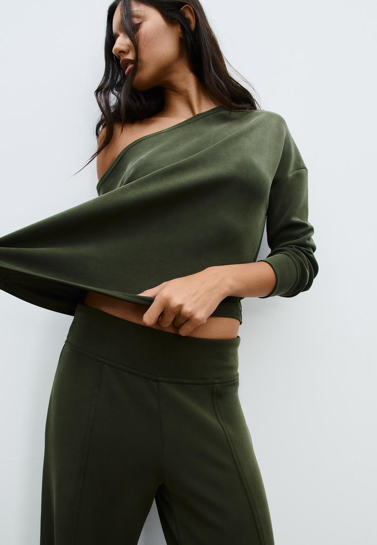 soft touch sweater met blote schouders