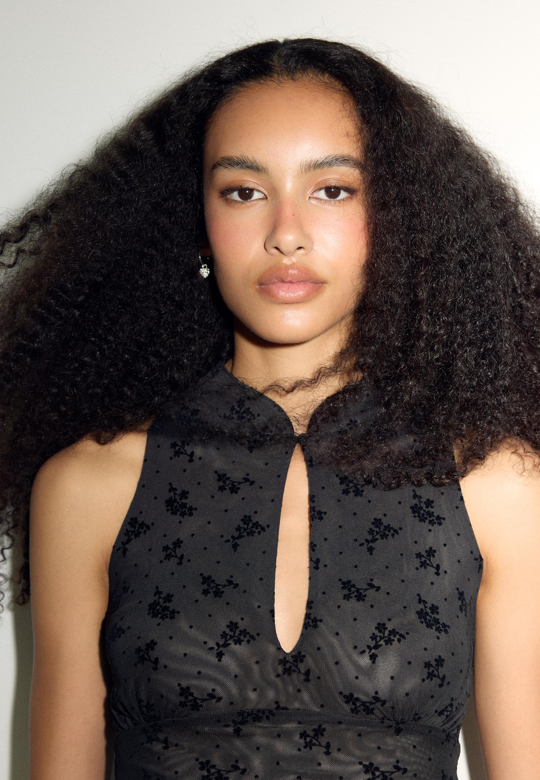 Sleeveless stand collar top with split — Black