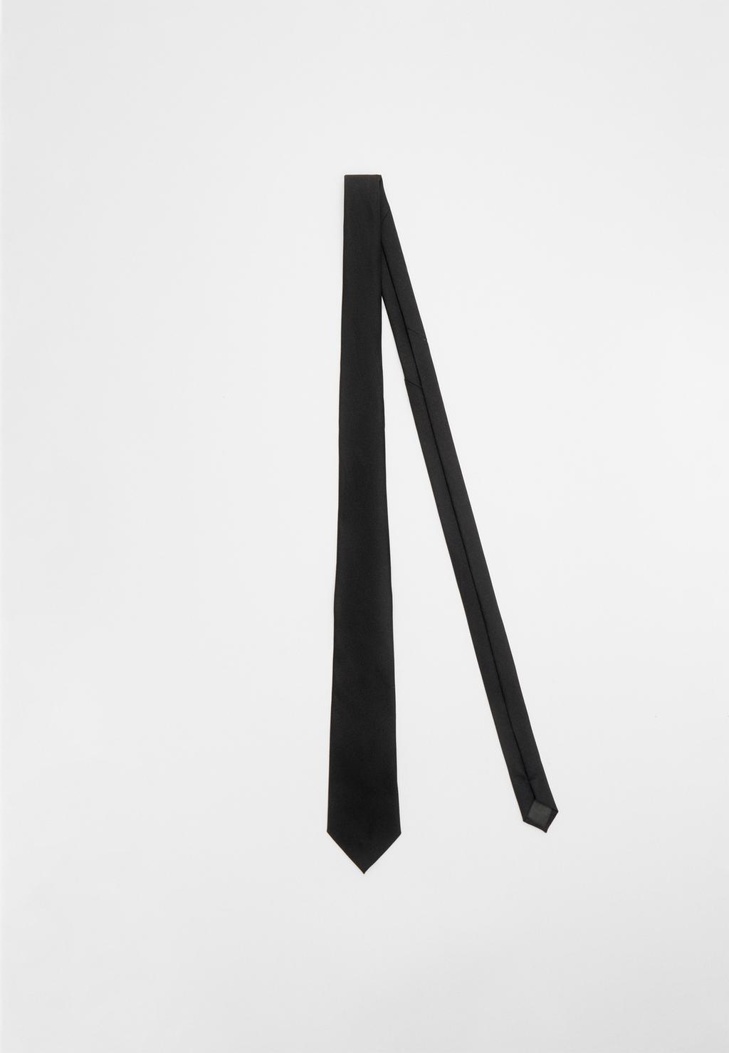 Plain tie