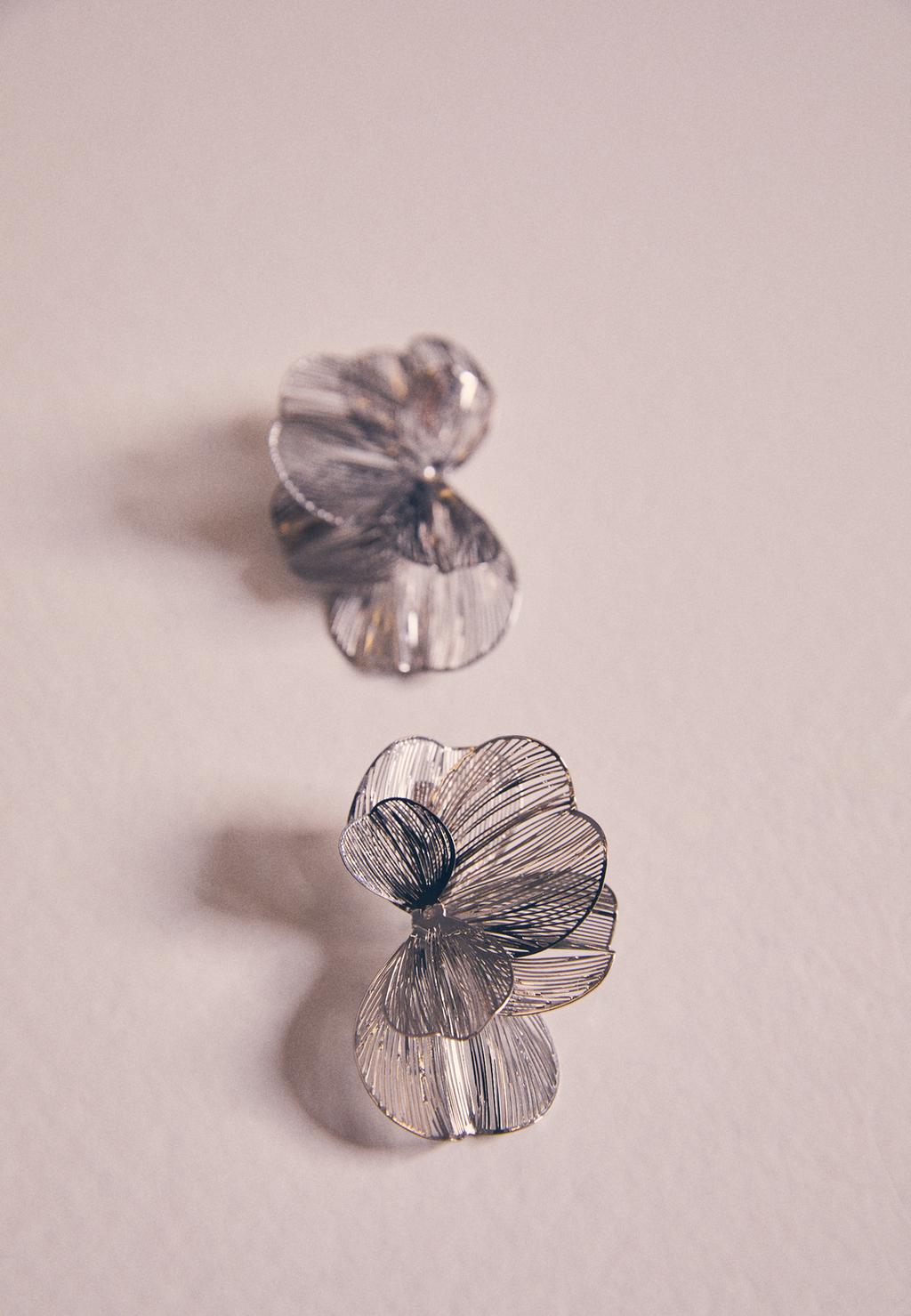 Textured flower fan earrings