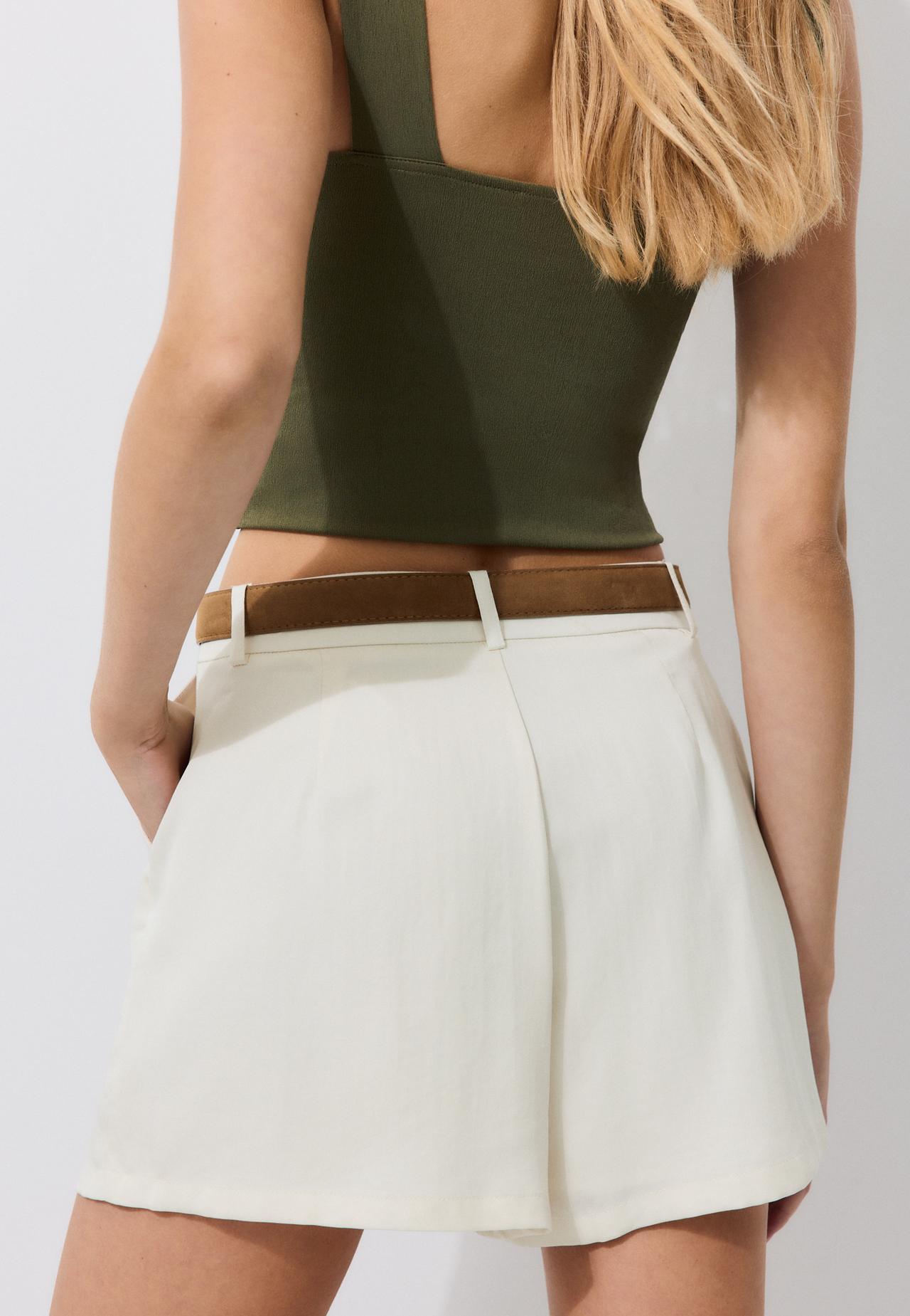Flowing shorts with belt — Ecru