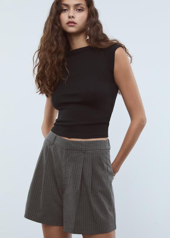 elegante-shorts-mit-bundfalten-und-streifen