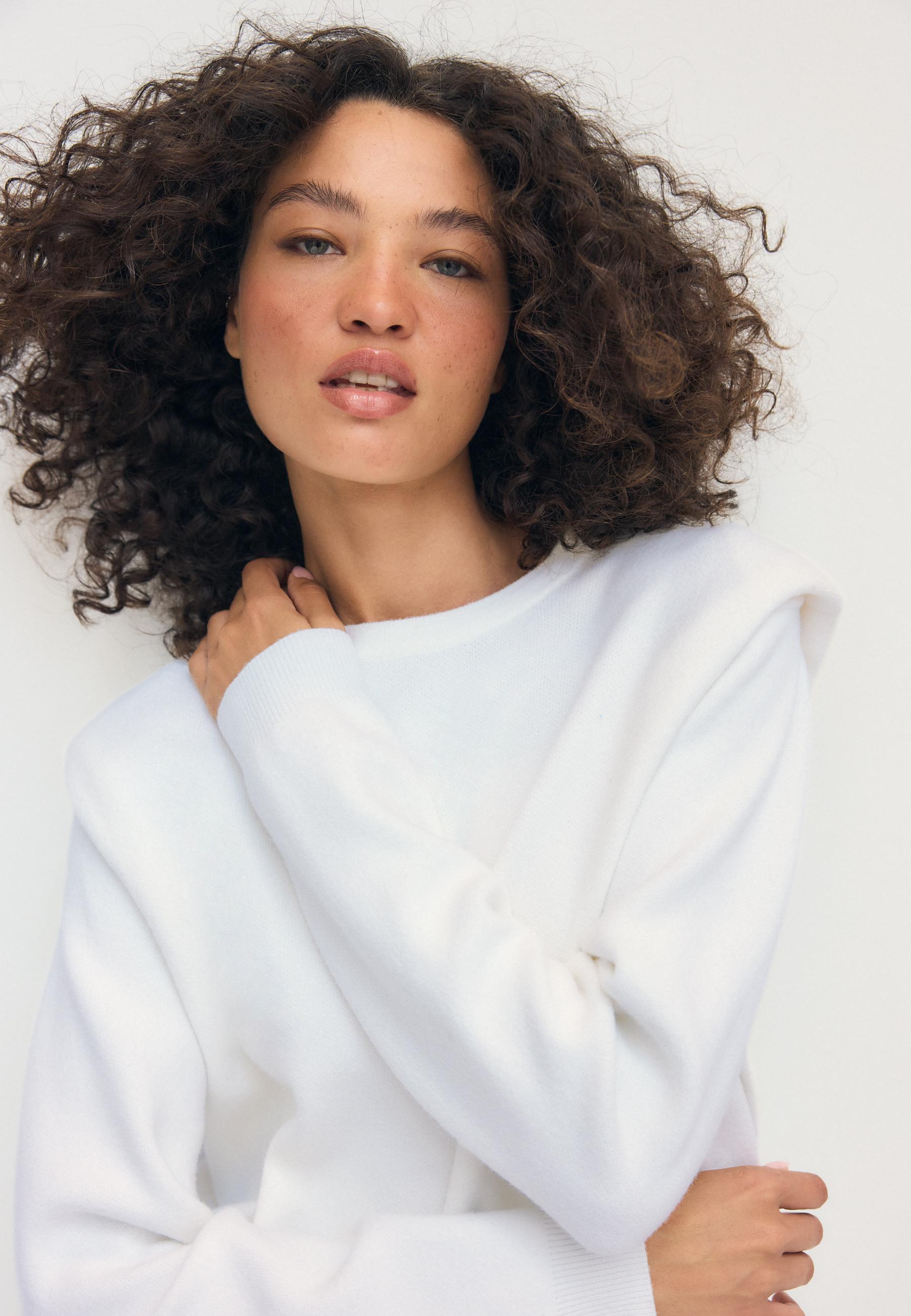 Knitted jumper with padded shoulders — Ecru