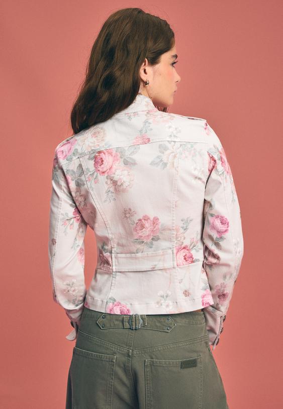 jacke-mit-knopfen-und-blumenmuster