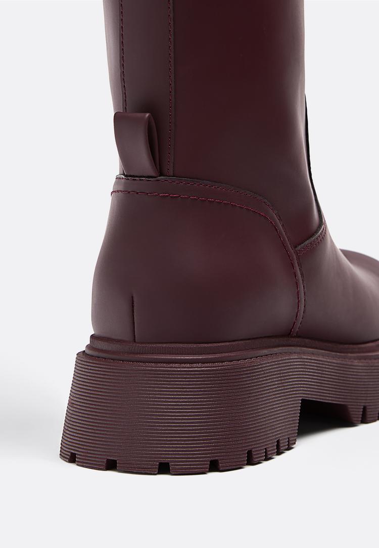 botas planas efecto goma