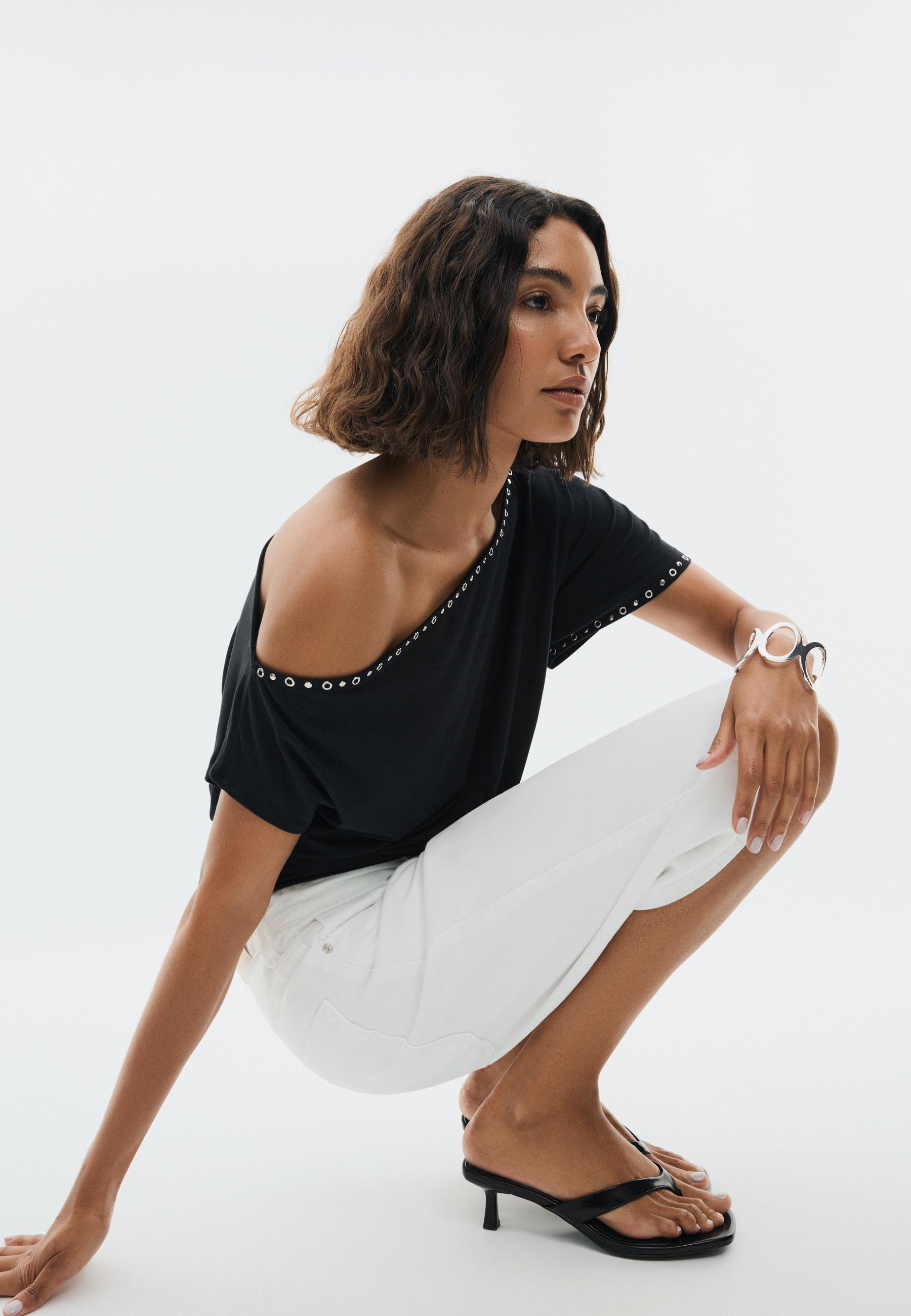 Asymmetric stud T-shirt — Black
