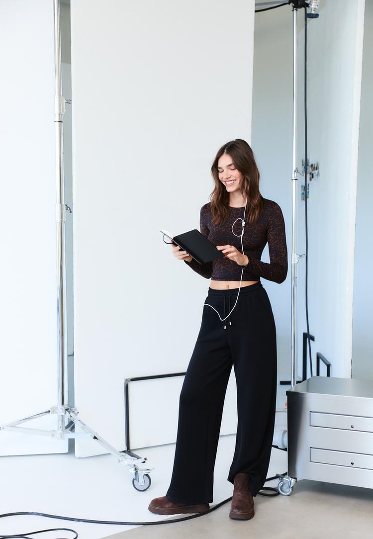 langarmeliges-polyamidshirt-mit-leopardenmuster