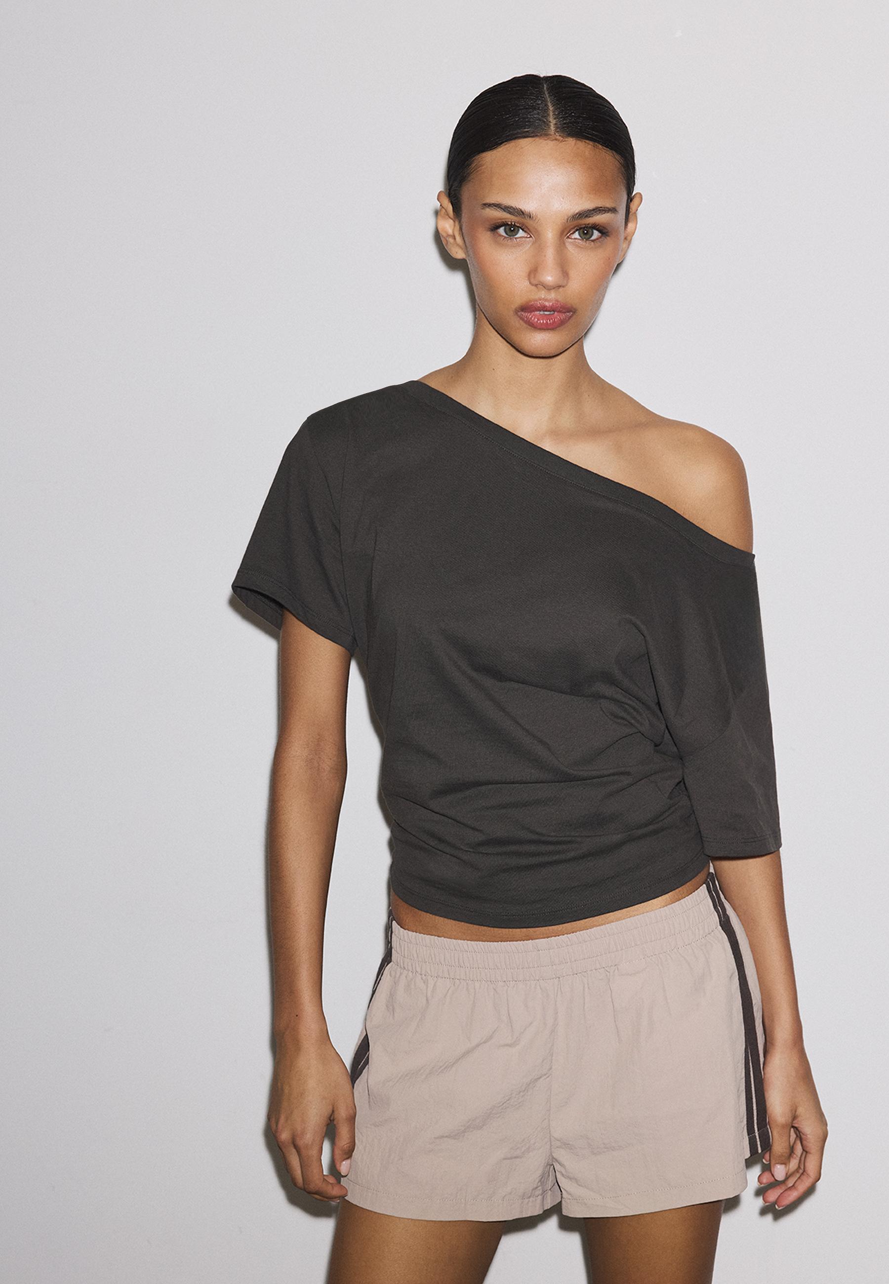 Short sleeve boat neck T-shirt with gathers — Brown