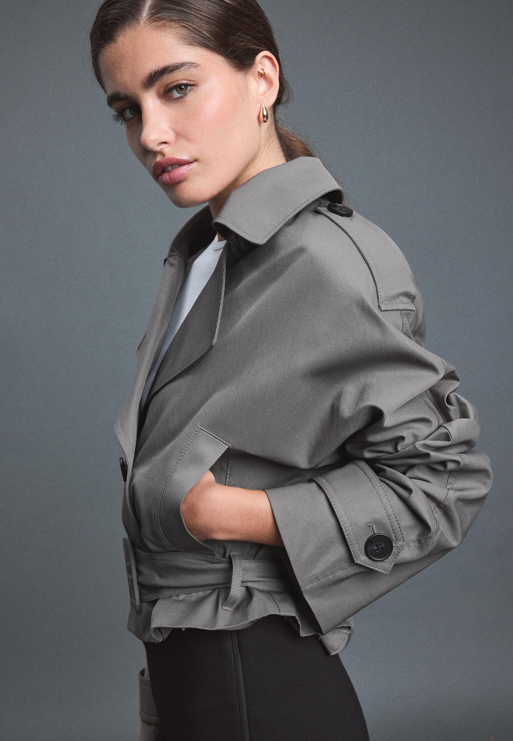 Short trench coat with padded shoulders — Grey