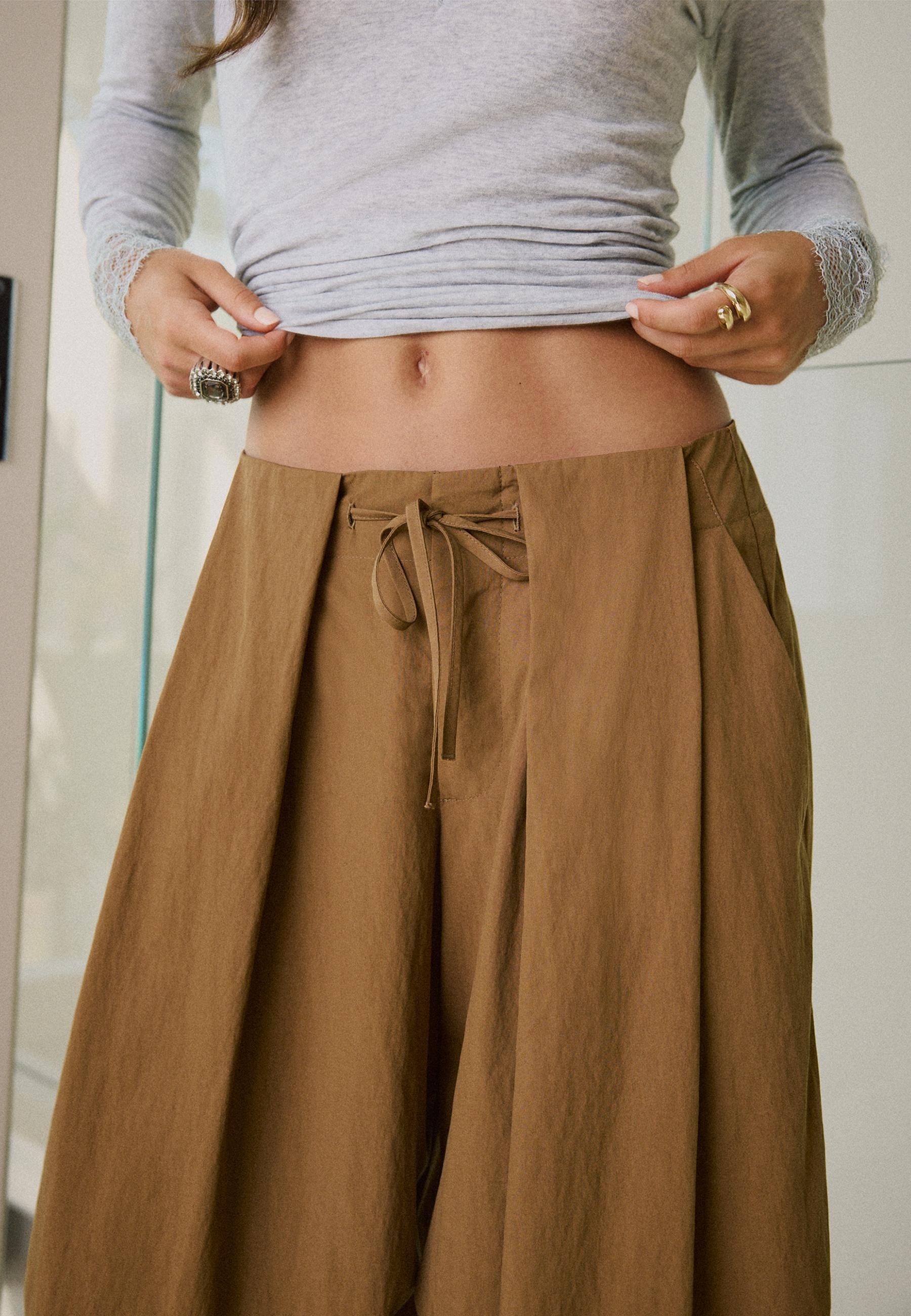 Technical pleated trousers — Dark camel