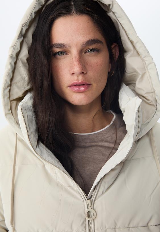 gesteppte-jacke-mit-kapuze