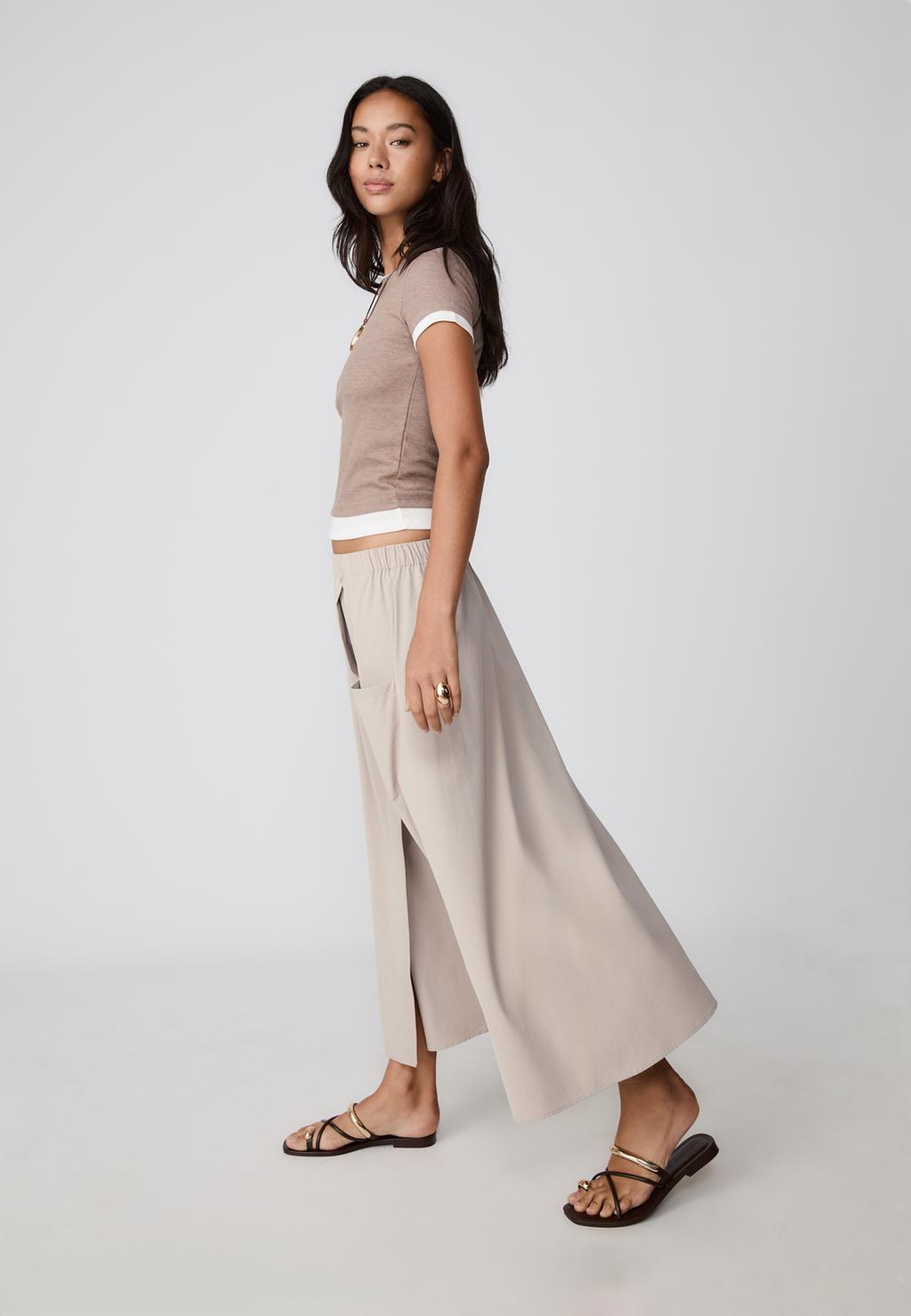 Loose-fitting midi skirt with pockets