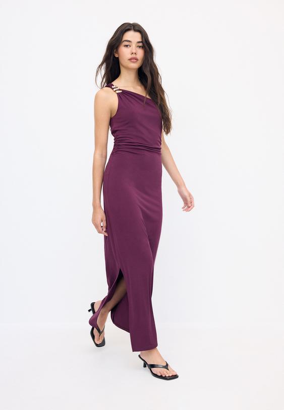 vestido com peca metalica
