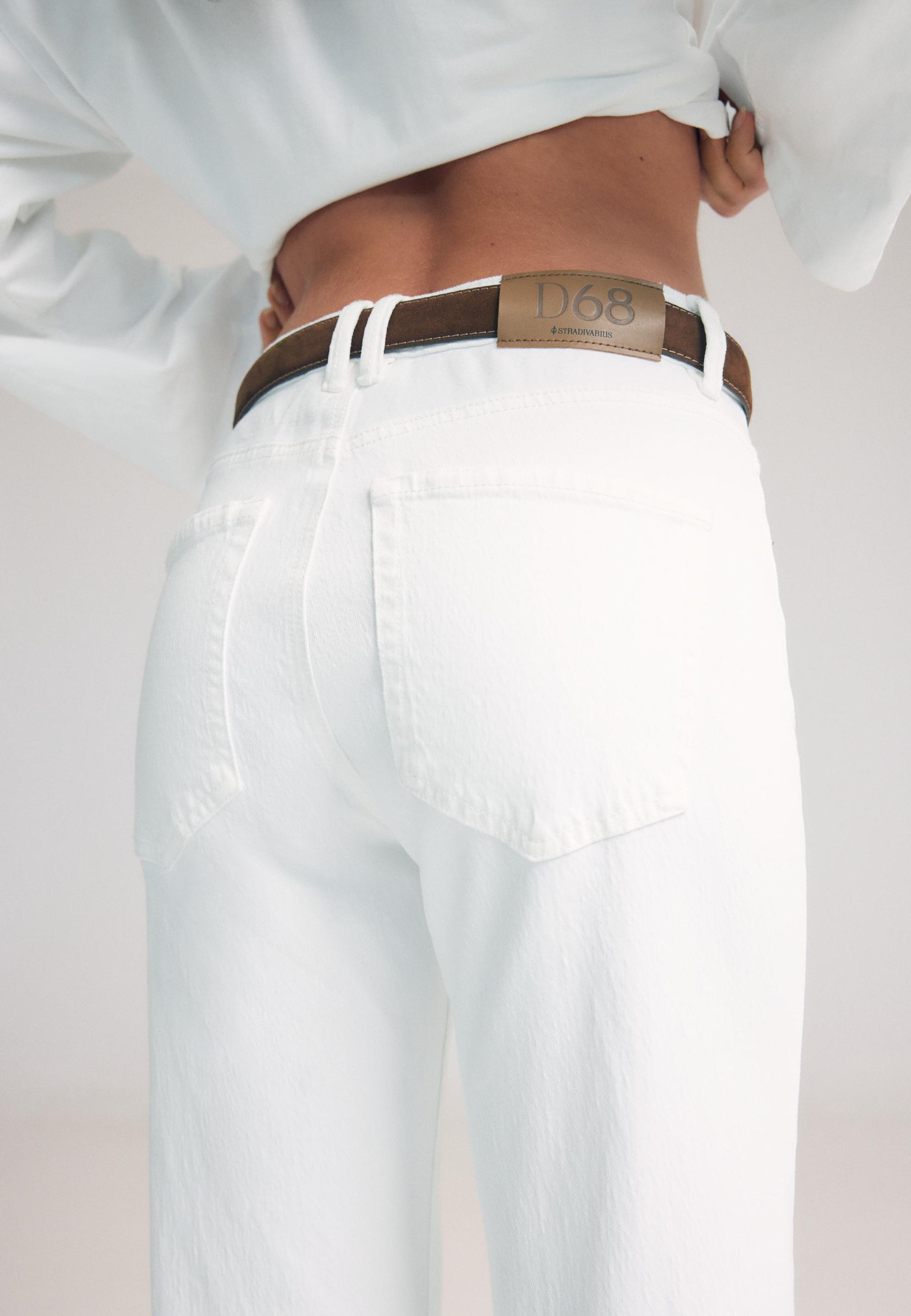 D68 Belted boot-cut jeans — White