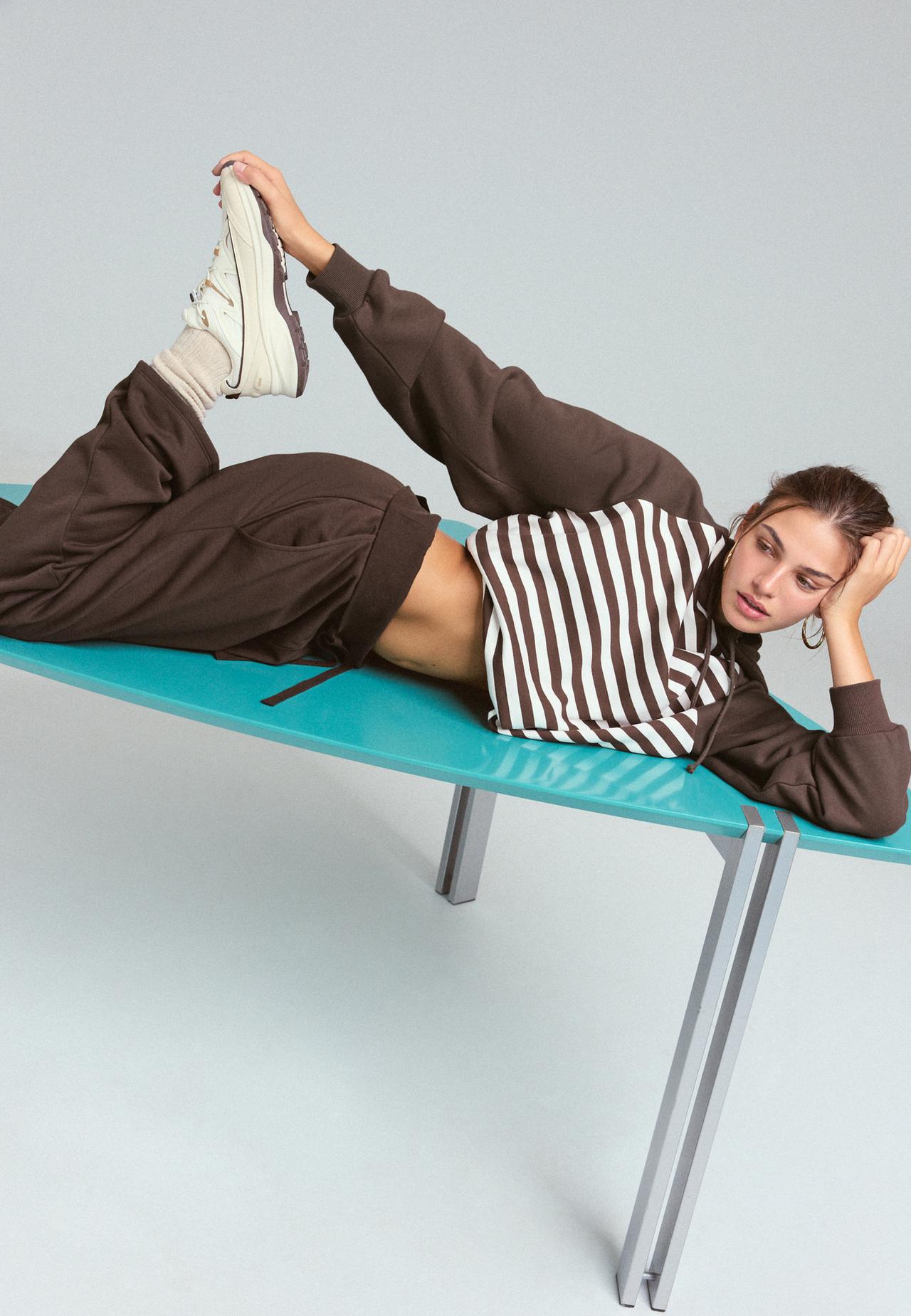 Striped hoodie — Brown