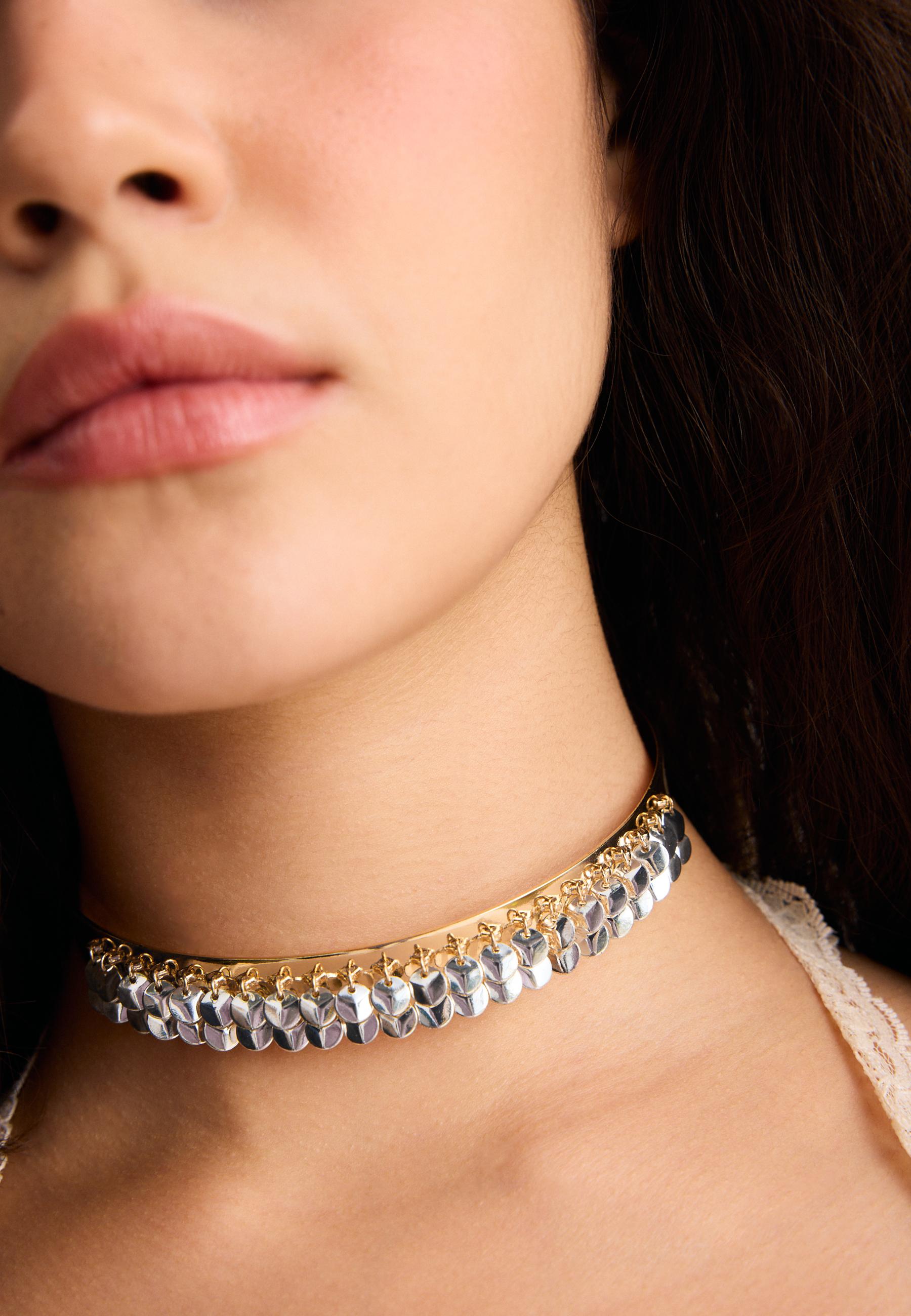 Medallion choker necklace — Gold