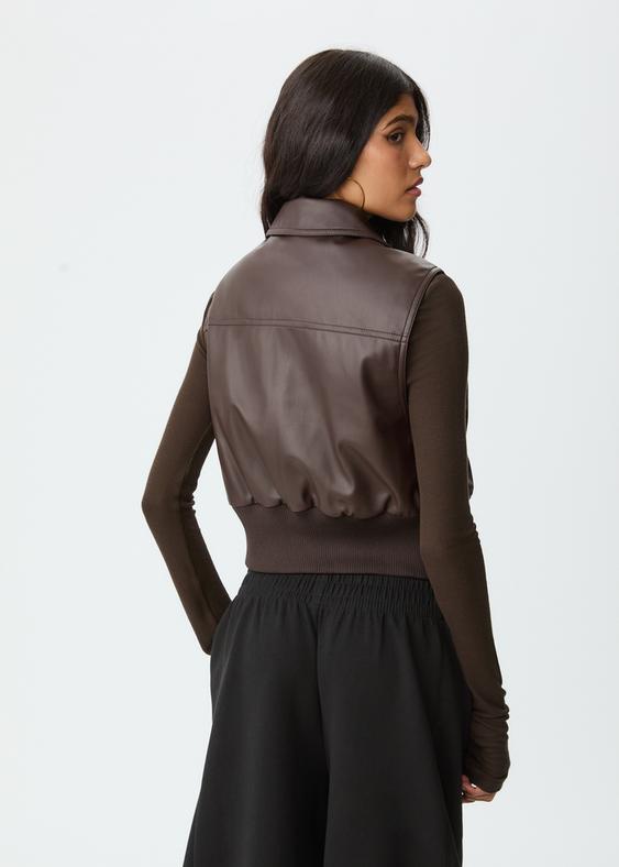 weste-mit-reiverschlussen-in-lederoptik